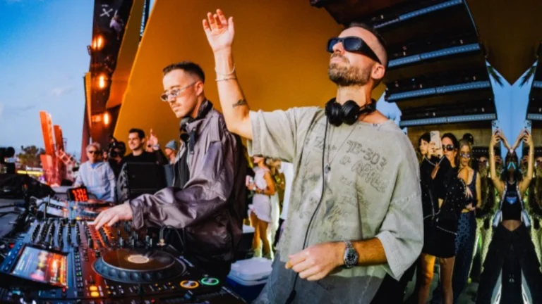 Read more about the article VIP Transportation for RUFUS DU SOL Fenway Park Concert in Boston